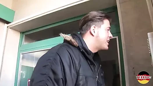 Ateşli Alman olgun genç yarağı seviyor