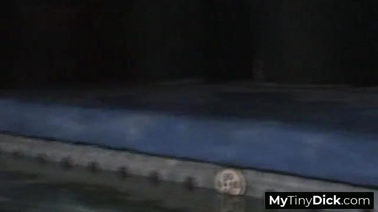 Sa petite bite se fait sucer par une bombasse sexy et mouillée dans la piscine