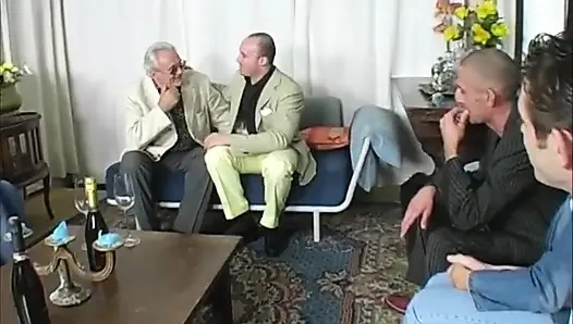 Sexy blondes mädchen doppelt penetriert anal dreier