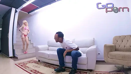 Шаловливая девушка всегда хотела дать это члену, дома никого не было, она сидела на гигантском члене