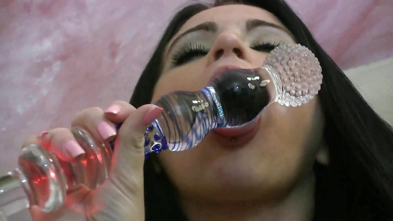 Babe in zwarte panty behaagt haar geschoren bever met dildo - close-up