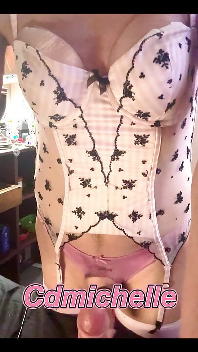 Cdmichelle สวมชุดชั้นในเซ็กซี่กําลังขี่ดิลโด้โชว์