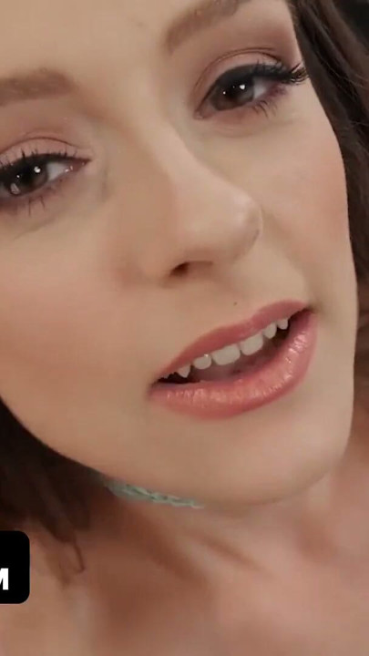 Lily Glee czuje się mokra i seksowna podczas swojej pierwszej sesji zdjęciowej do porno - TeamSkeet | Klip 1