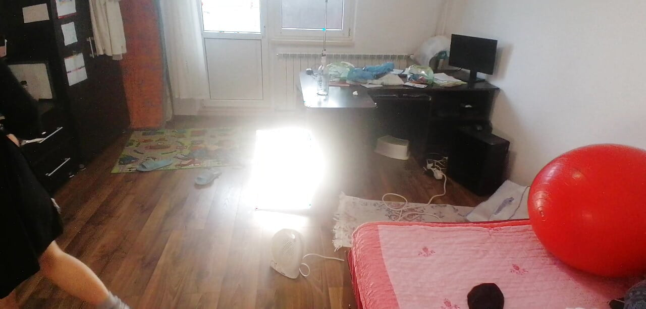 Mujer amateur se divierte probándose ropa y corte.