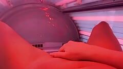 Une MILF allemande dans un lit de bronzage utilise ses doigts