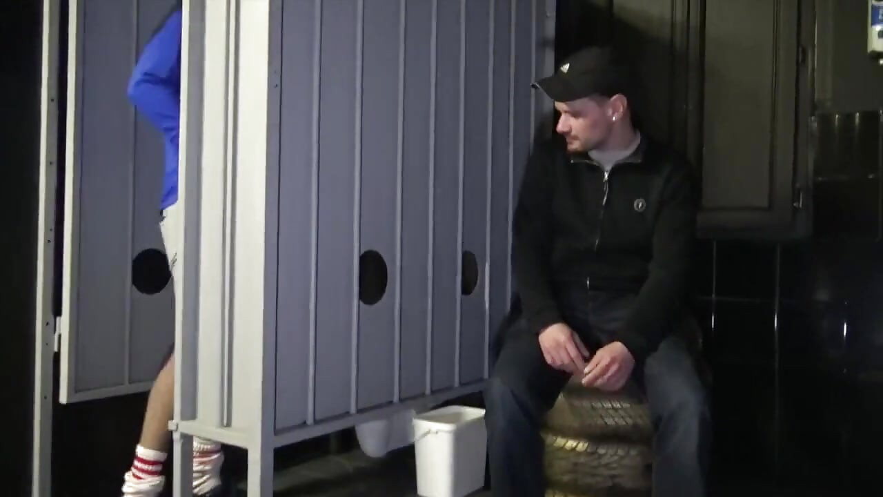 الإذلال في مرحاض مشترك من قبل قميص عربي مستقيم