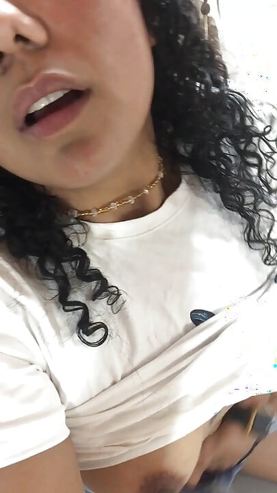 Je me masturbe en pensant à mon amant et je fais une vidéo.