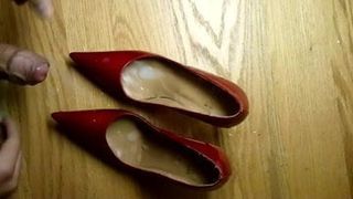 Ejaculare pe roșu - Stuart Weitzman pompează folosind ciorapi