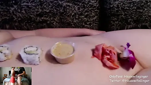 Canlı yayında suşi kızı gösteriyor ve sakso çekiyor