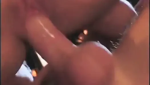 Azgın Jenna Jameson yarak emiyor ve sert sikişiyor
