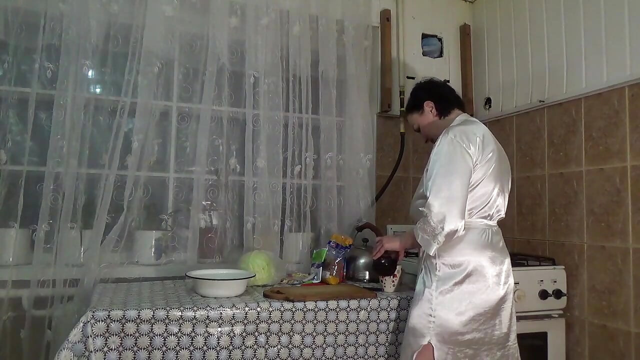 Ama de casa desordenada sexy con grandes tetas! ¡JOI! Tetas cubriendo en comida!
