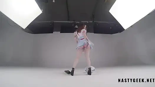 Geile alice im wunderland bekommt striptease und squirtet vor der kamera