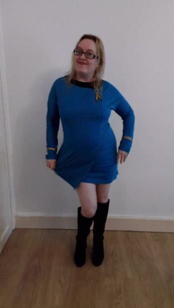 Stoute Star Trek-verpleegster cosplay in laarzen