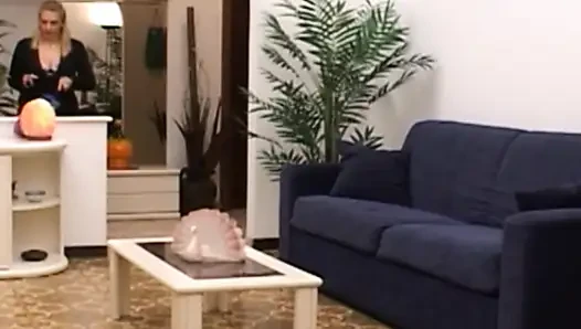 Doyumsuz sürtük tüm sikiş deliklerine sonsuz yarak alıyor