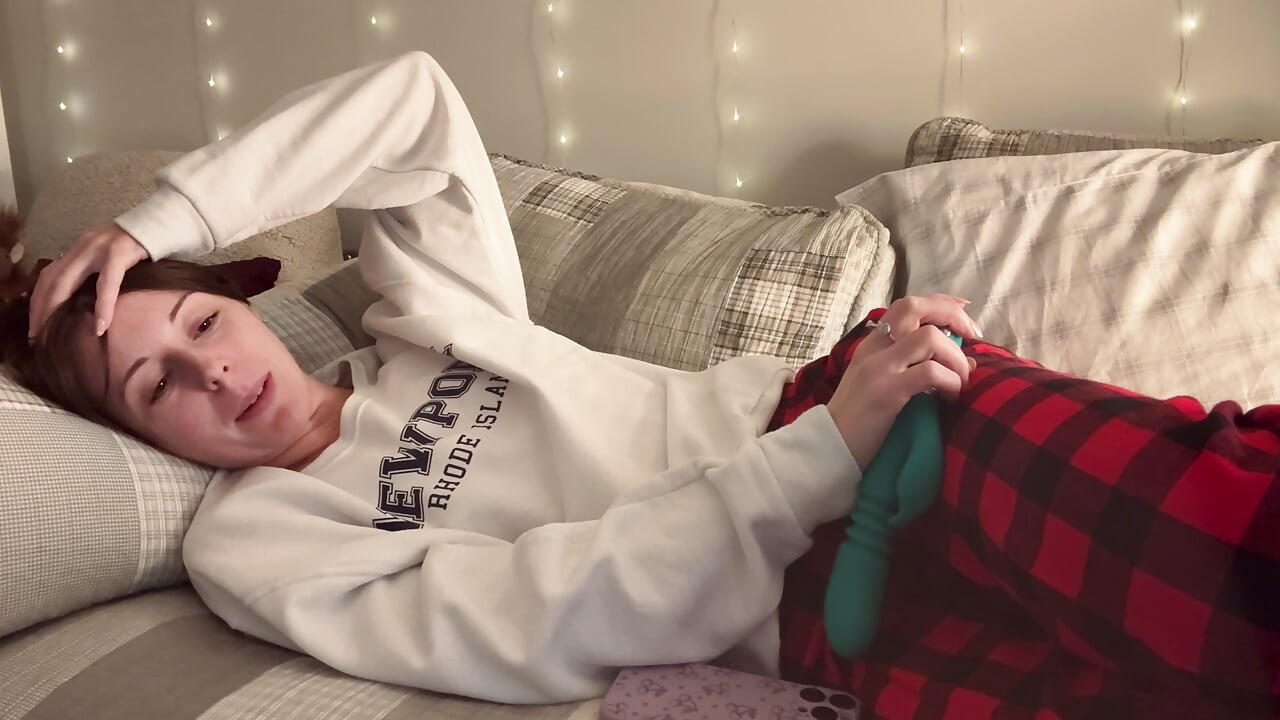 Adik tiri dapat mainannya kembali dan menggunakannya untuk memancut mani