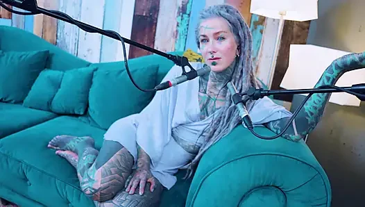 O hakkında konuşuyorum - Aş - asmr podcast sfw konuşuyor gotik sıska kız dreadlocks dövmeli model dövmeli kız