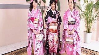 Trois ados japonaises taquinent avec leurs corps magnifiques