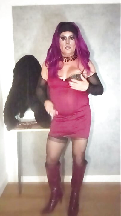Pretty transvestite slut mature latina cums on her boots