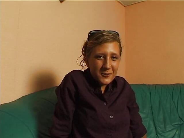 Plavuša sa malim sisama trlja i fingeruje svoju pičku na kastingu