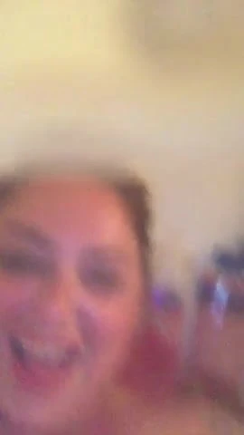 Žena sa velikim sisama se kupa