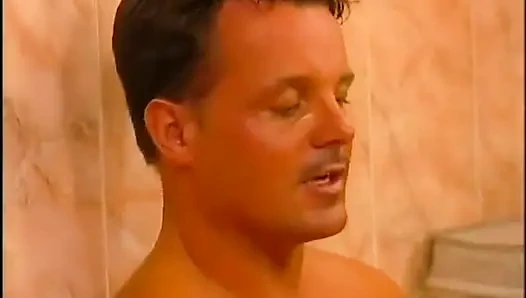 Бабушка в ванной обожает секс