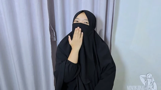 Peçeli tesettürlü kız bekleme odasında bir yabancıdan taze bir döl içiyor - minokiiko