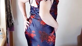 Hete Britse travestiet Nottstvslut satijnen jurk