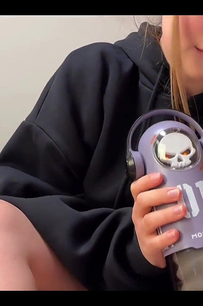 그녀는 포르노를 하기에는 너무 귀엽다