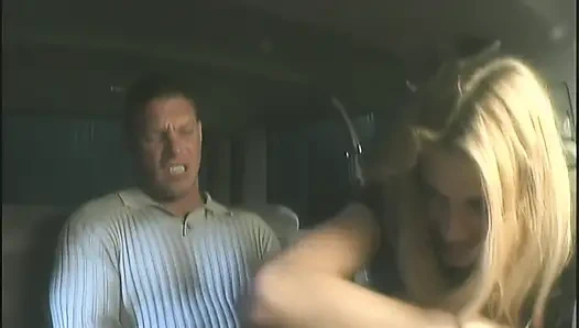 Blonde schlampe liebt tiefe kehle