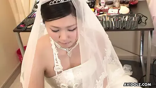 Брюнетку Emi Koizumi трахнули в свадебном платье без цензуры.