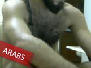 Sexy vousatý syrský chlap si honí před kouřením - arabský gay