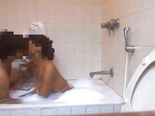 裸体妻子Priya肥皂在浴缸里按摩，亲吻并用勃起的鸡巴按压她的大胸部。!慢动作 第1-4部分！F20
