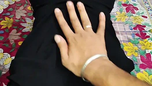 Yeni aşk evli çift romantizmi ve Hintçe seks videosunda sikiliyor