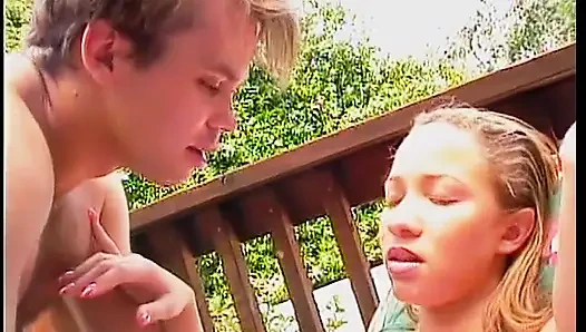 Kıllı amcıklı genç kız bahçede domalarak sikiliyor