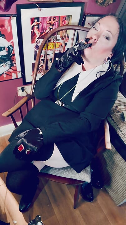 Mittwoch Addams, Tina Snua, Chain Smokes 2 Zigaretten In Satinhandschuhen - rauchende Raucher driftet Snap Inhales OMI OME Tipp zum Schwanz