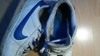 Amico sborra nelle scarpe da ginnastica Nike di mia moglie