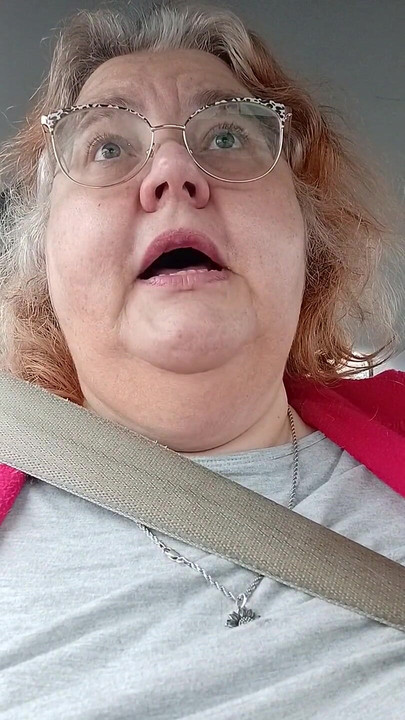 الحديث والاستمتاع بمكافأة من بطاقة هدايا ستاربكس التي حصلت عليها