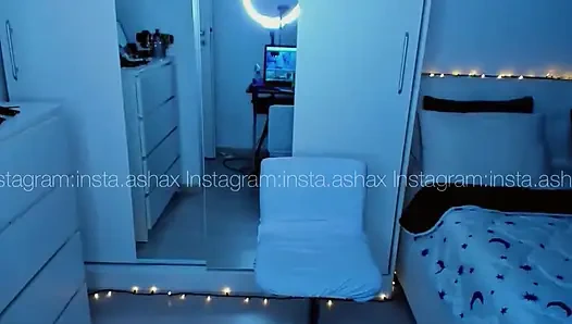 Eteğimin altında sert yarağa biniyorum