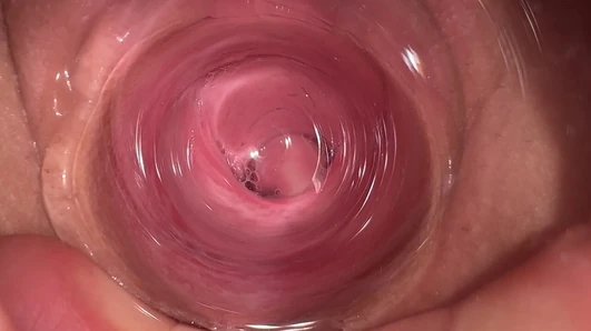 Cum dentro de mi hermanastra adolescente y mostrar creampie profundo dentro del coño