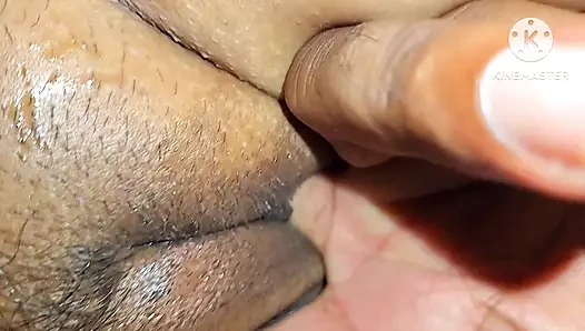 21 year old ladki ki virgin vagina me ungali kar di ghar pe bula kar