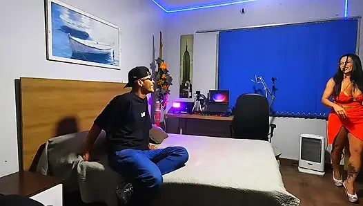 Di dapur, dia bersandar di lemari es dan meminta lebih banyak