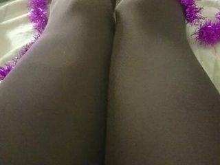 Sissy pernas em leggings pretas