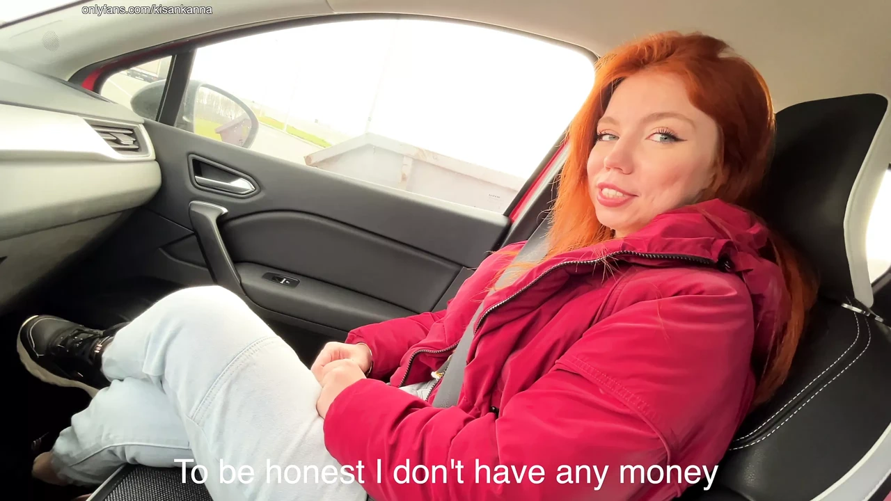 陌生人女孩吞下鸡巴！在公共场合有很多精子！