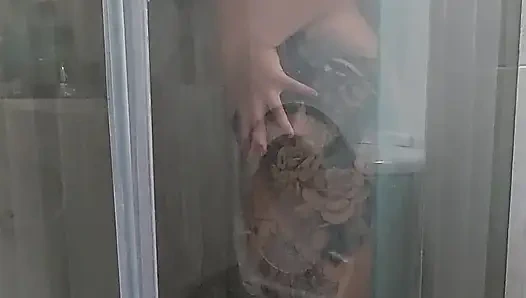 Мастурбация в душе с волосатой вагиной