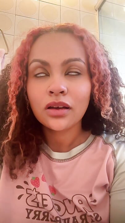 Sevimli kız osuruk derlemesi aptal aptal yüz tepkileriyle yüksek sesle osuruyor