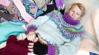 Sweater Fetish Mohair Angora morbidi pullover e saltatori su un letto maglione, che portano a un orgasmo enorme.