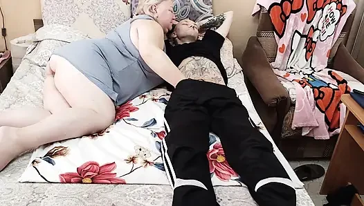 Karım bana derin bir sakso çekiyor ve döl yiyor