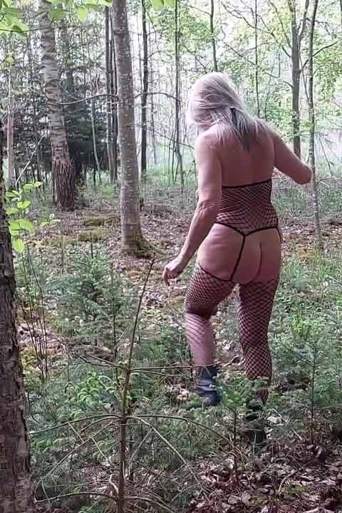 Babcia Jest Napalona I Idzie Do Lasu!