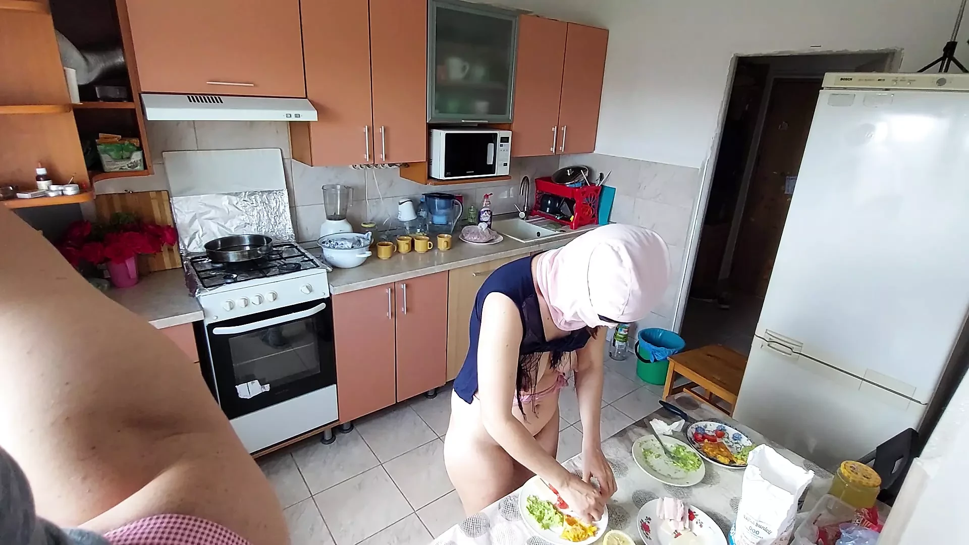 Hot amateur couple having fun in the kitchen. Sexy mom having breakfast in the bedroom, hairy pussy, big tits, big ass.