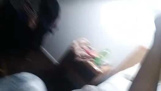 Ihre enge muschi mit monsterschwanz stopfen